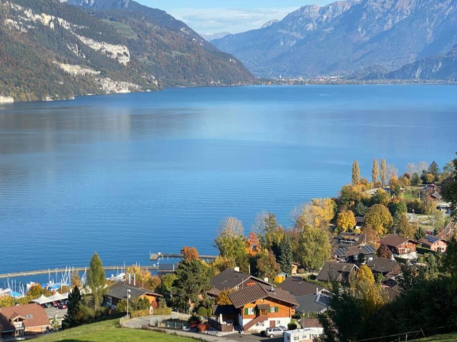 Herrlicher Blick auf Berge und See Faulensee Exterior foto