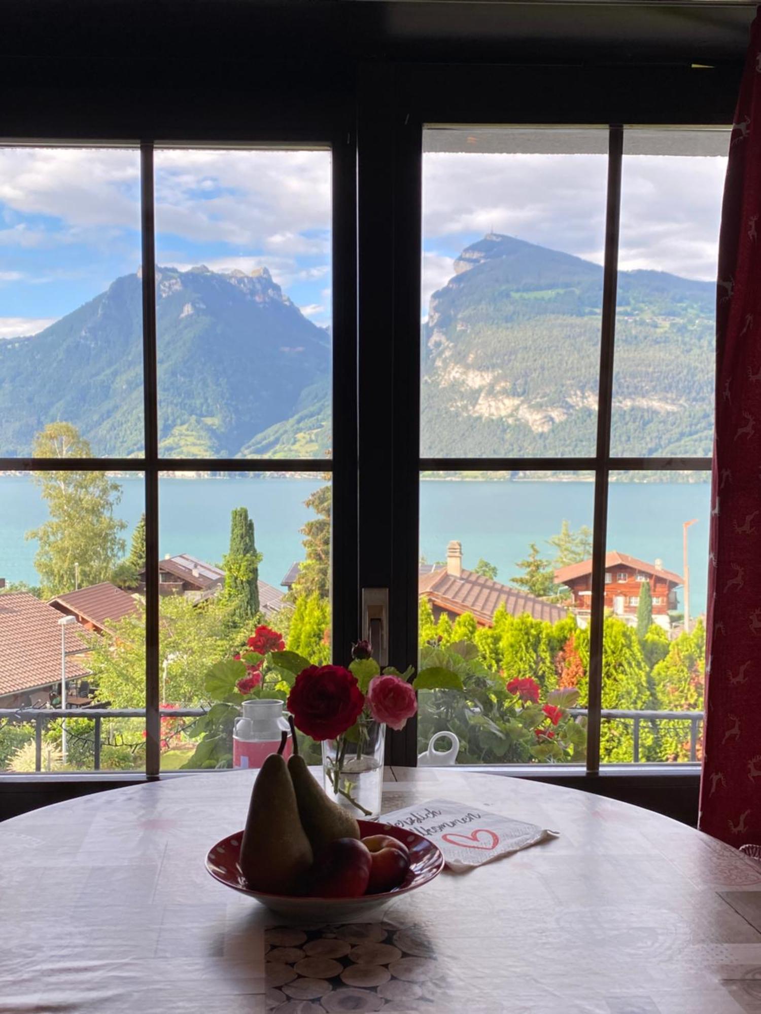 Herrlicher Blick auf Berge und See Faulensee Exterior foto